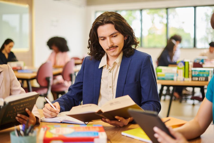 Professores especialistas, mestres e doutores e capacitados a cada semestre em Metodologias Ativas e recursos didáticos de última geração.